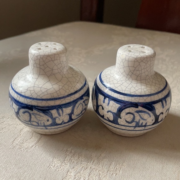 Rare Vintage Dedham Pottery rabbit themed salt and pepper shakers, no corks - Picture 4 of 11